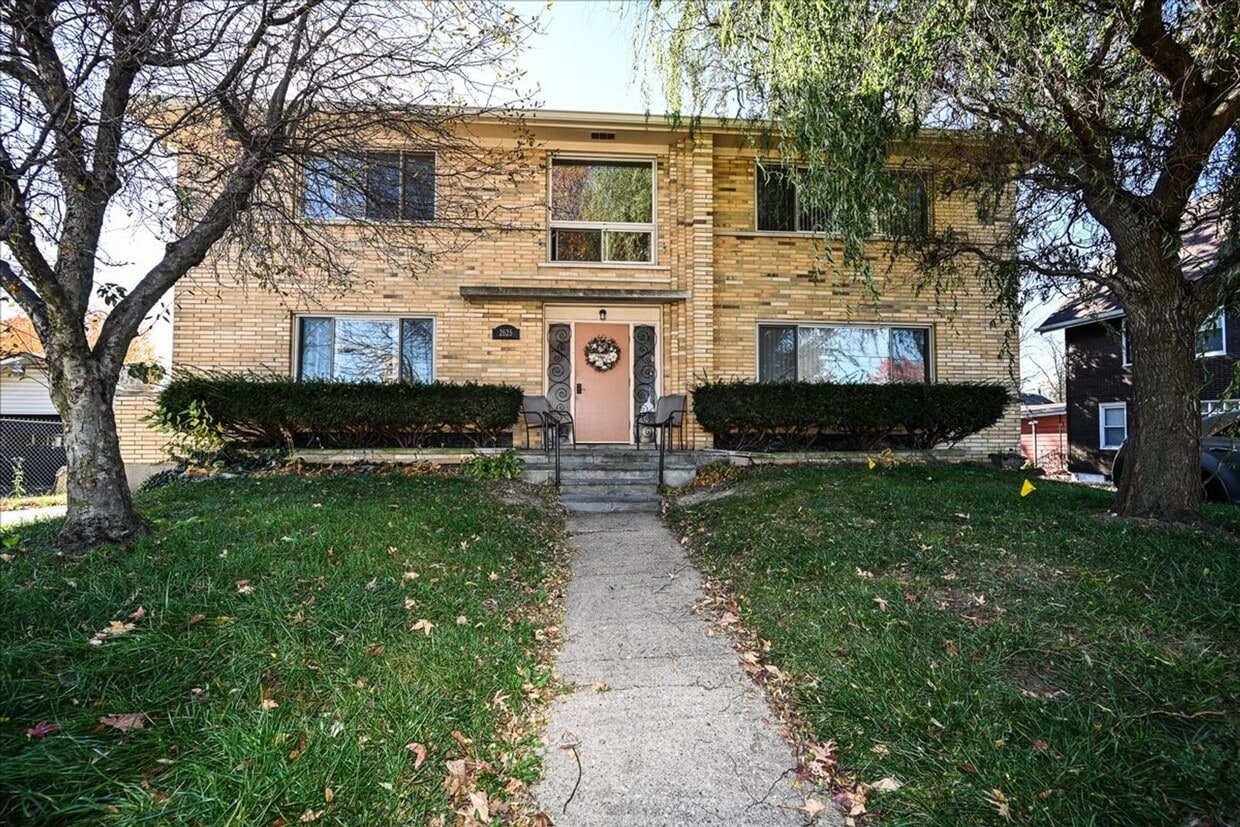 Primary Photo - 2625 Robertson Ave