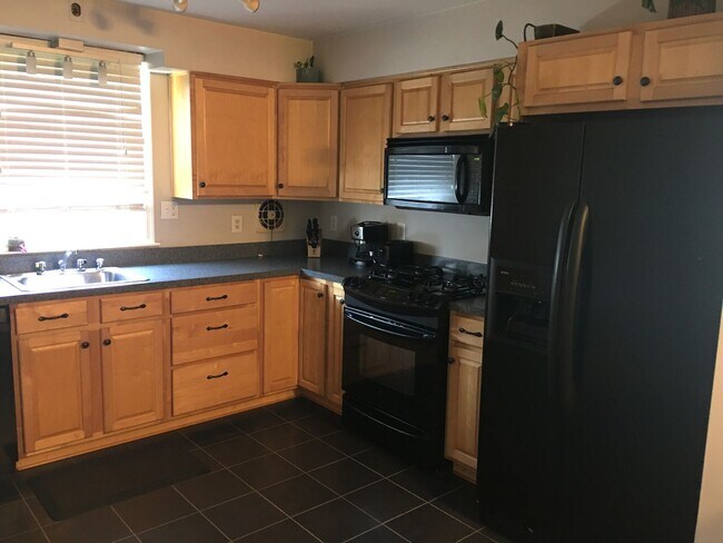 Building Photo - Beautiful 2-Bed/1.5-Bath Townhouse with Fi...