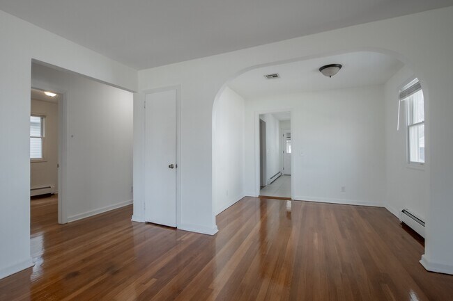 Building Photo - 157 Rumson Rd