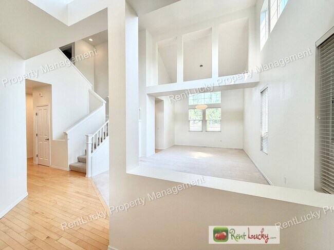 Foto del edificio - Beautiful 4 Bedroom Home in Lakeland Hills! High Ceilings, Natural Light, and Generous Layout!