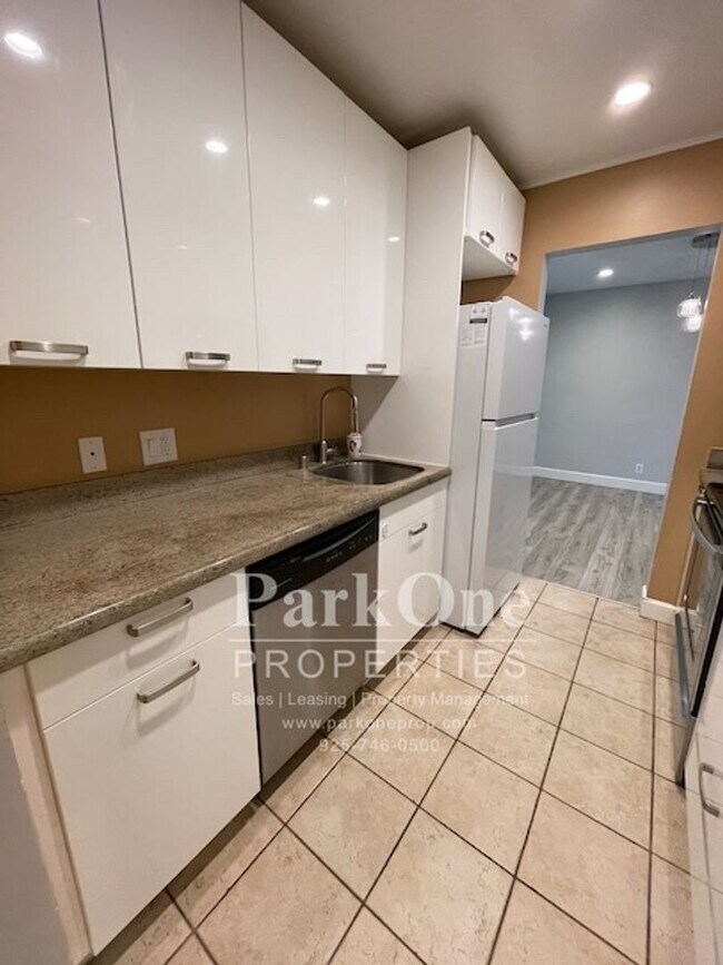 Foto del edificio - Spacious Condo Near Downtown Walnut Creek ...