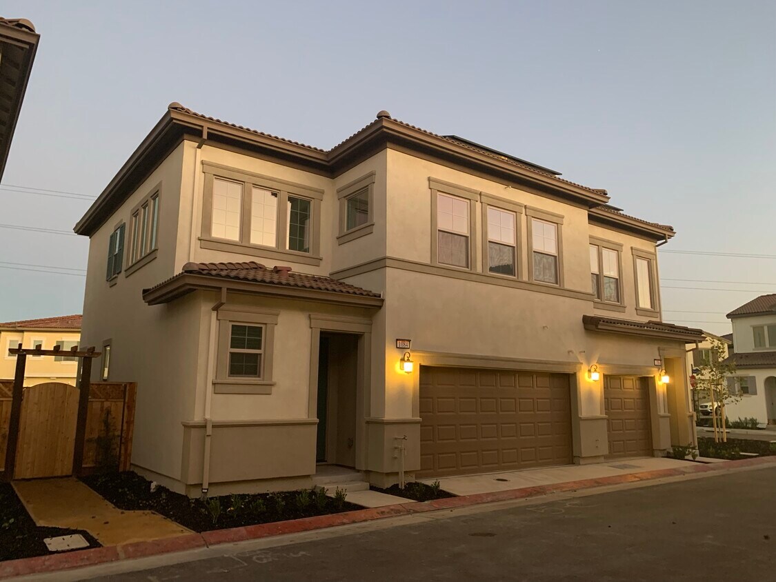 Main House - 1086 S Cress Ct