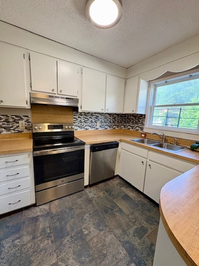 Building Photo - Charming End Unit Two Bedroom Townhome on ...