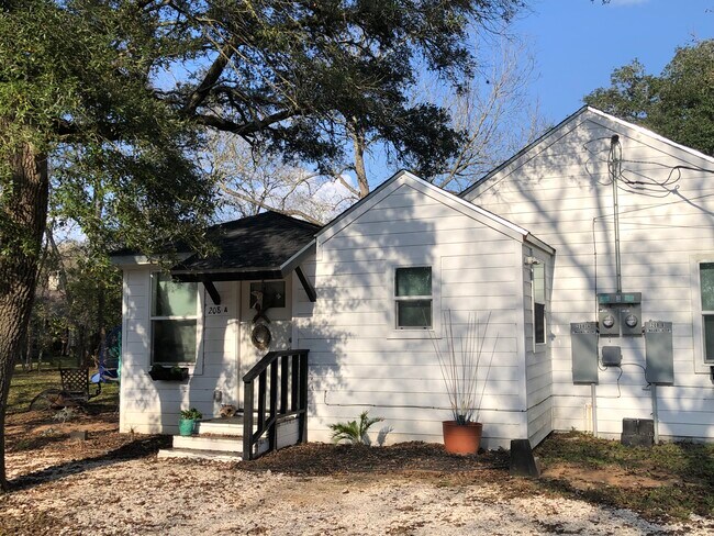 Foto del edificio - 208 E Magnolia St