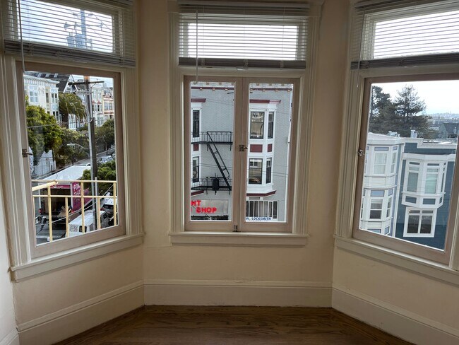 Foto del edificio - Top floor large studio with great natural ...