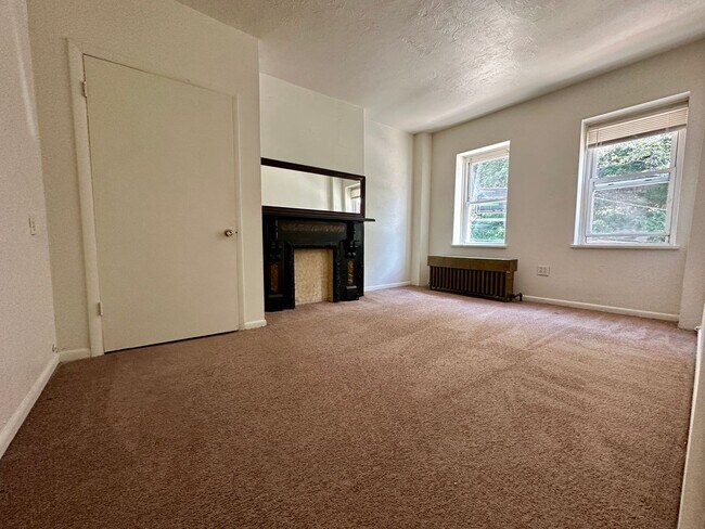 Building Photo - Super Spacious Three Bedroom on Bates Stre...