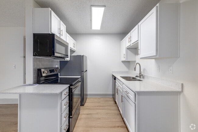 2BR, 2BA - 856SF - Victoria - Kitchen - Stoney Trace Apartments