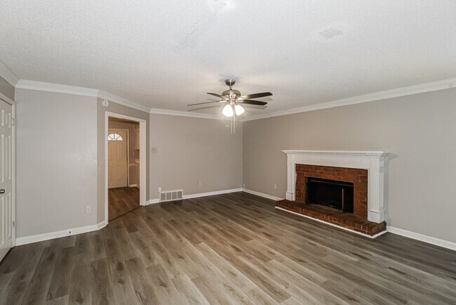 Foto del edificio - 329 Locust Grove Dr