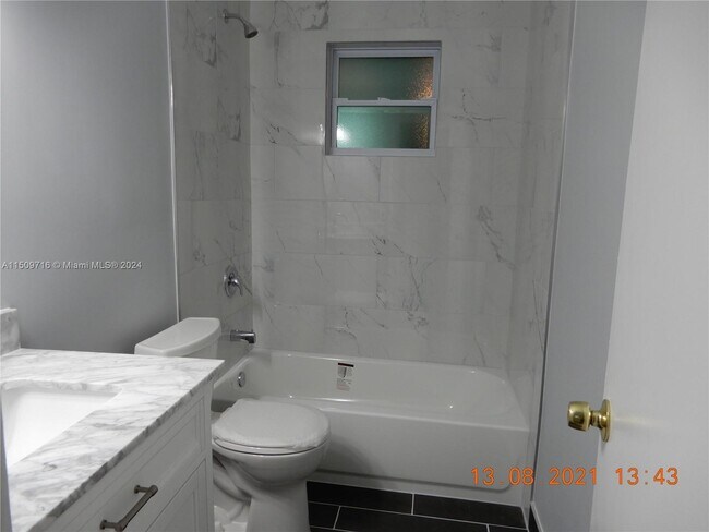 Foto del edificio - 13960 Lake Placid Ct