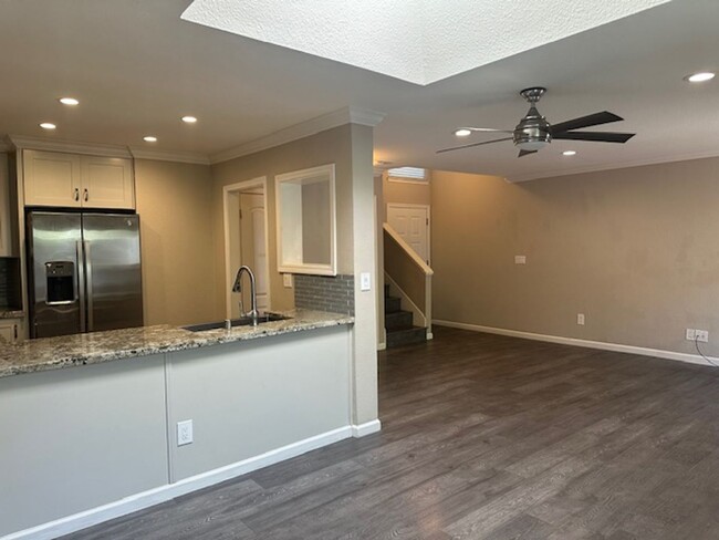 Foto del edificio - 3 Bed/2 Bath- Beautifully Updated Townhome...