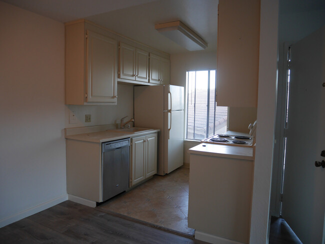 Foto del edificio - Golden Oaks Condo now available for rent!