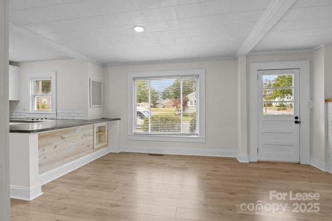 Building Photo - 765 N Church St