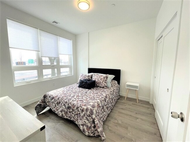 Building Photo - 302 Broadway-