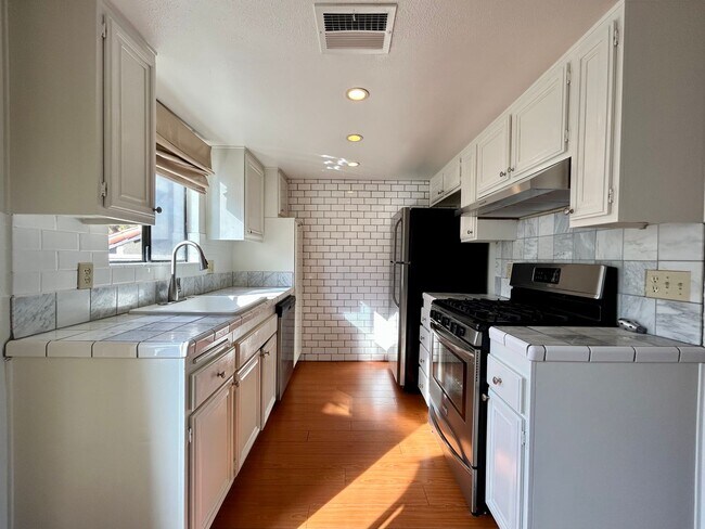 Foto del edificio - AVAILABLE NOW!! LOVELY - 1 Bed 1 Bath Uppe...