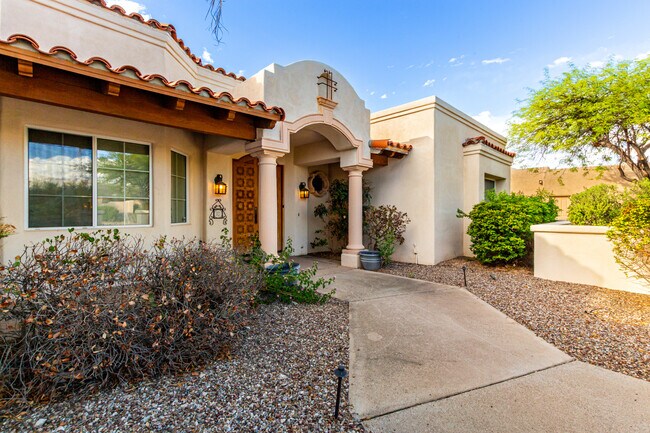 Catalina Foothills 4 bedroom 4 bath Home located in prestigious Canyon Ridge. 270-degree VIEWS! - 4667 N Rocky Crest Plz