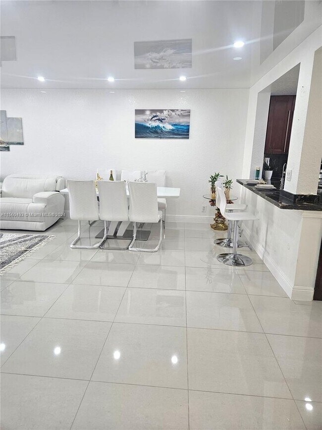 Foto del edificio - 301 NE 14th Avenue 207, Hallandale Beach, ...