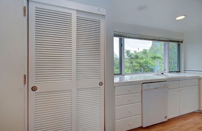 Foto del edificio - Bright Loft Condo with Stunning Columbia River Views