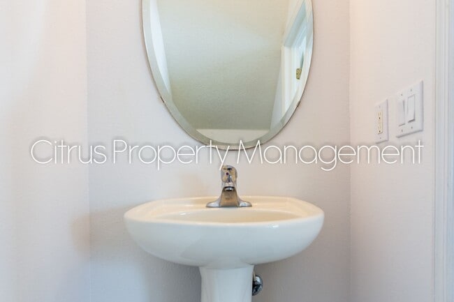 Building Photo - Wonderful 2/2 Daniels Landing Townhome