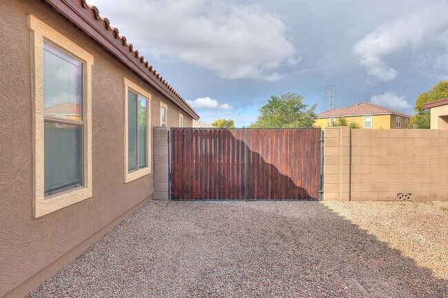 Building Photo - 40178 W Lococo St