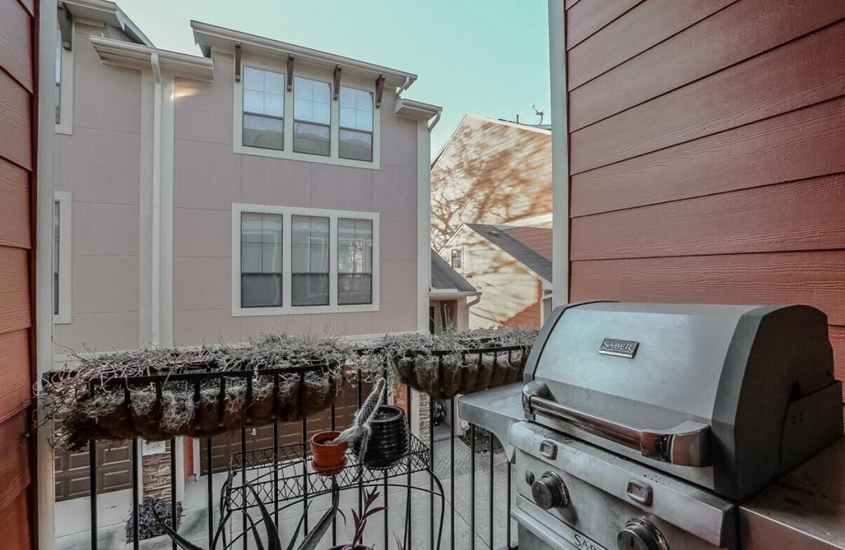 Foto principal - 1049 W 22nd St