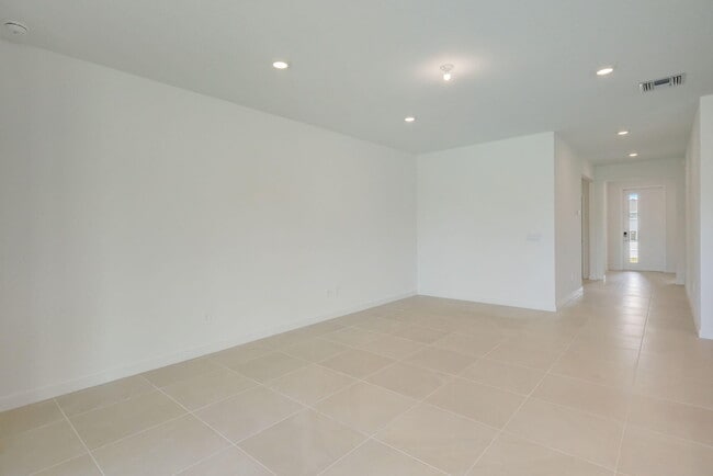 Foto del edificio - 5946 SE Sky Blue Cir