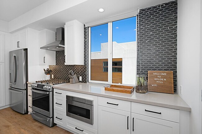 Foto del edificio - Modern Townhome FOR RENT in Golden Hill 3 Bed w/ 2 car garage!