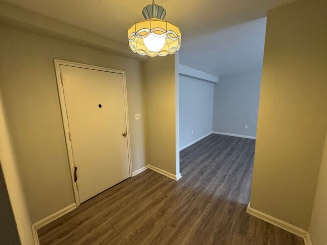 Building Photo - Beautiful 2-Bedroom 2-Bathroom 1st Floor Gold Coast Condo