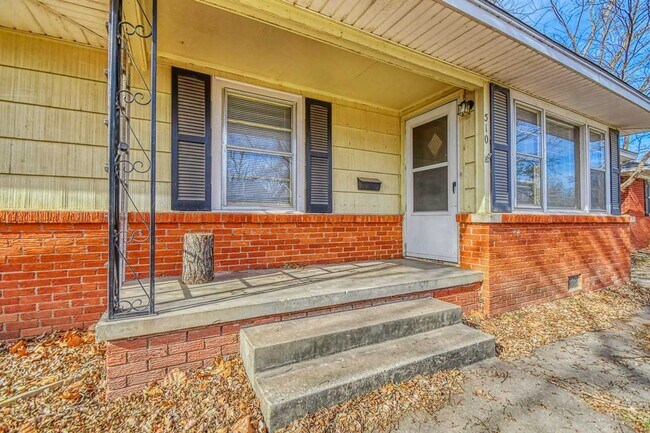 Building Photo - Charming Central Norman Home!