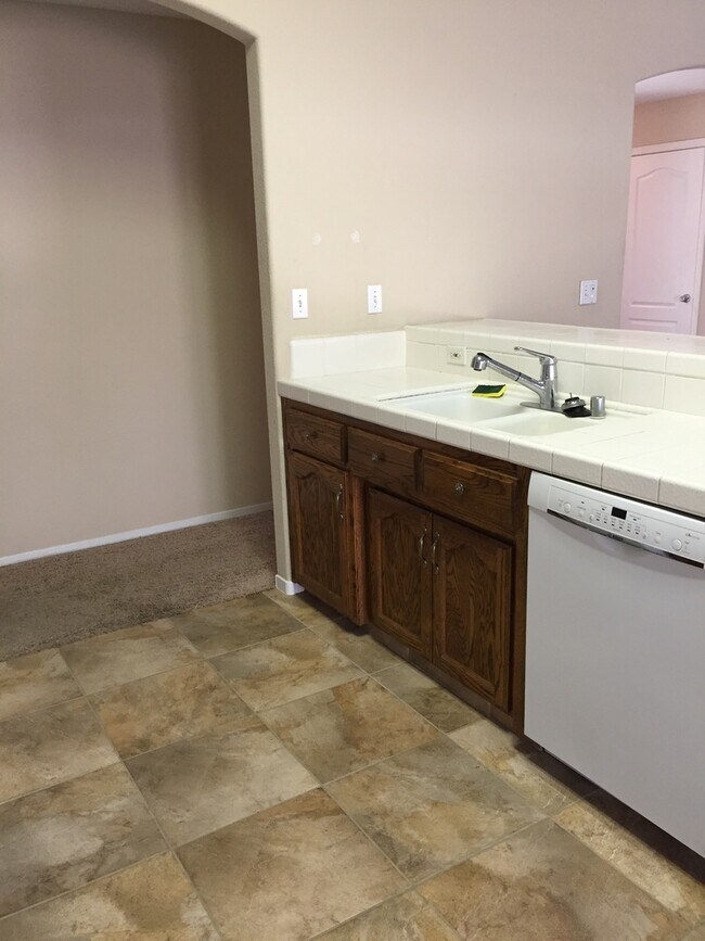 Building Photo - 3 Bedroom 2 Bath Home