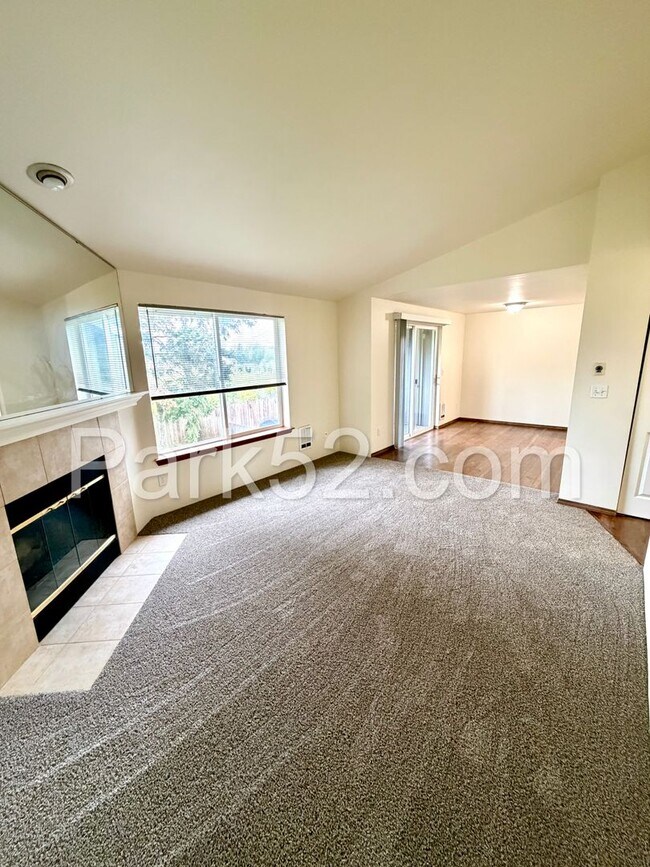 Foto del edificio - 1st Full Month rent free with 12month lease! Puyallup Area 2 Bedroom 2nd Floor Apartment
