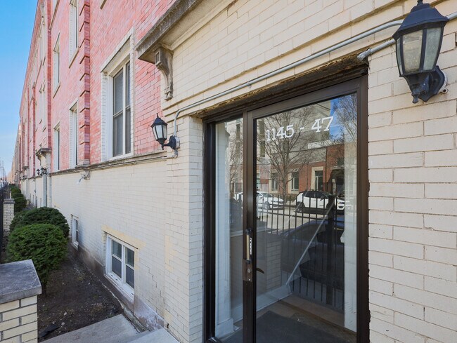 Building Photo - 1147 E 61st St