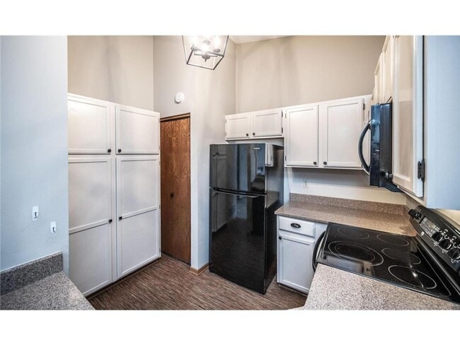 Building Photo - Bright & Updated Townhome in Eagan with Gr...