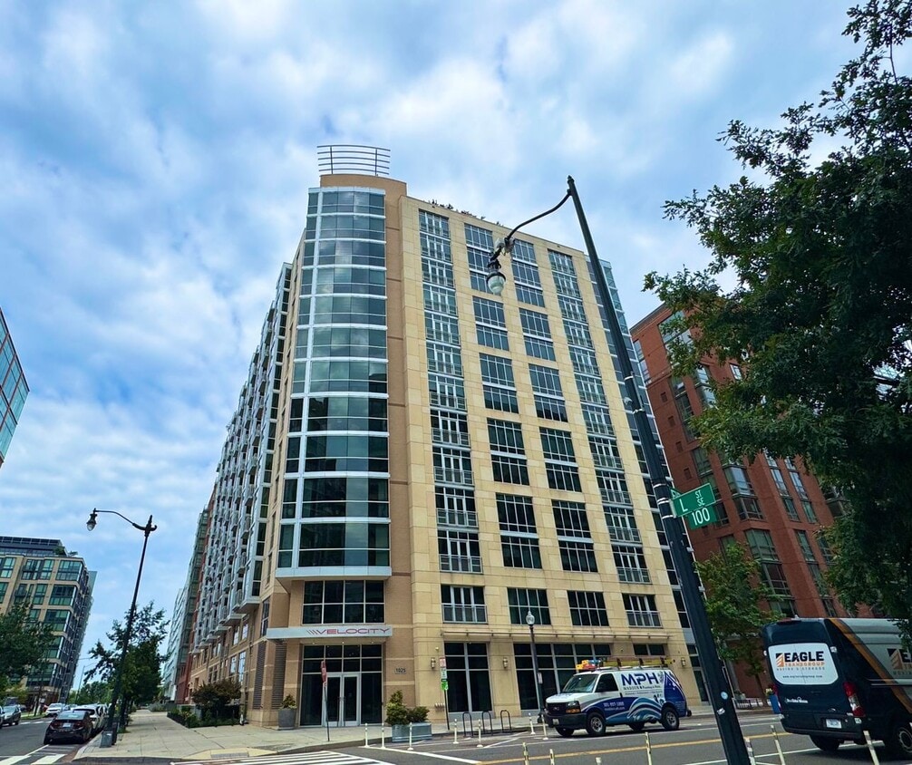 Stunning 1 BR+ Den/2 BA Condo in Navy Yard! - Stunning 1 BR+ Den/2 BA Condo in Navy Yard!