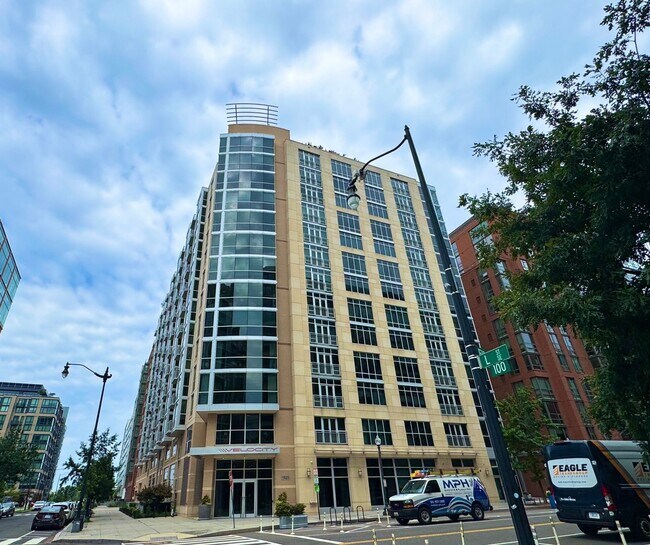 Stunning 1 BR+ Den/2 BA Condo in Navy Yard! - Stunning 1 BR+ Den/2 BA Condo in Navy Yard!