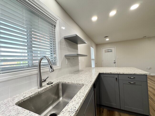 Building Photo - 517 Gillis St