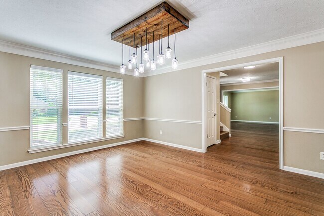Building Photo - 2105 Strathmore - Highland Village