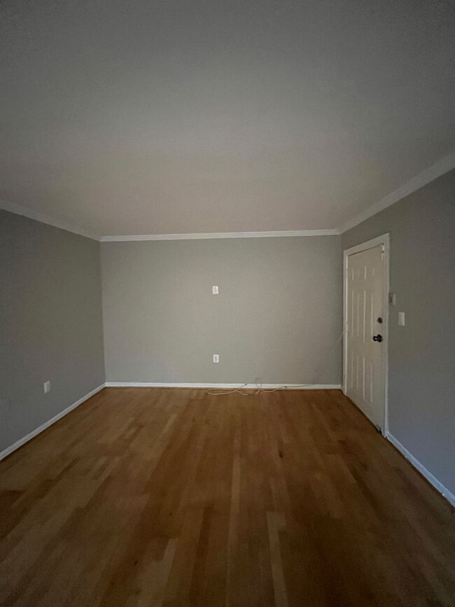 Foto del edificio - NEWLY AVAILABLE - RENOVATED 2 BR UNIT IN T...