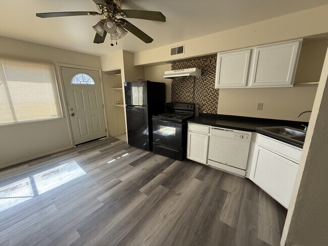 Foto del edificio - 9010 N 95th St