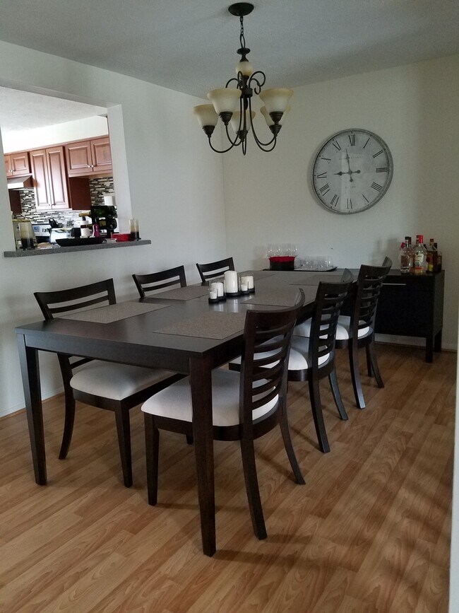 Building Photo - 3 bedrooms, 2 full, 2 half baths, finished...