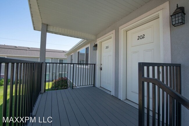 Building Photo - 656 W Meadow Dr