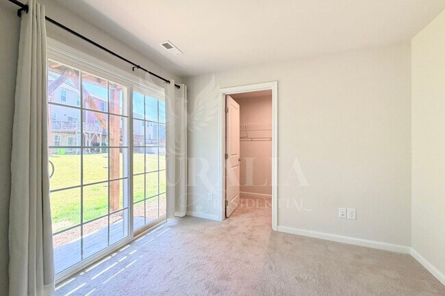 Foto del edificio - 428 Cross Country Way