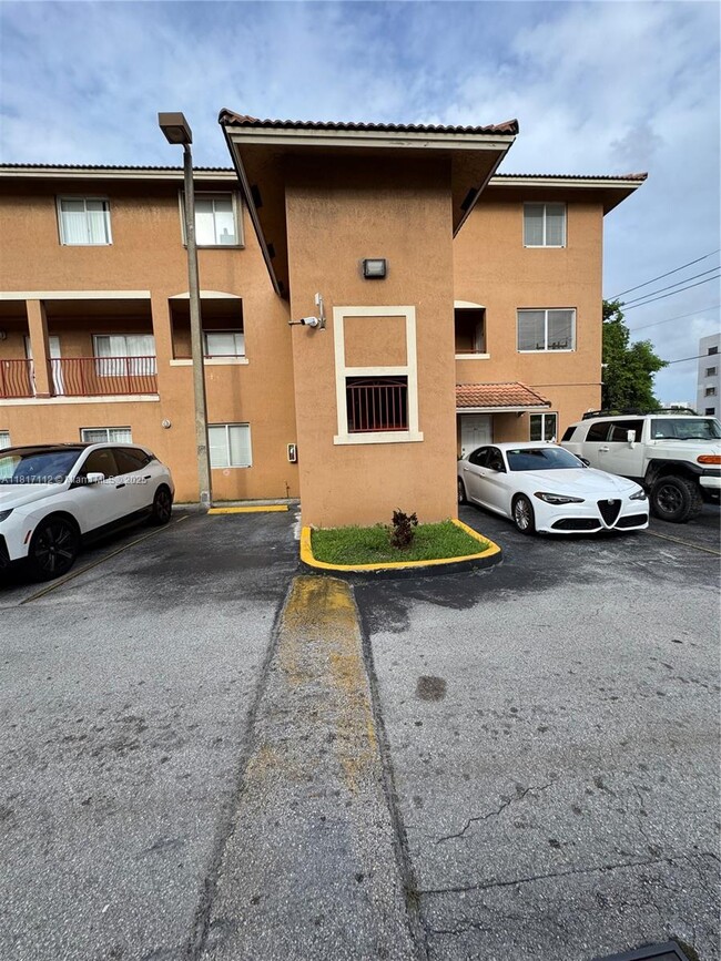 Foto del edificio - 8175 NW 8th St
