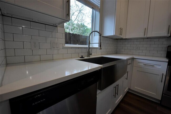 Foto del edificio - 5612 Madison St
