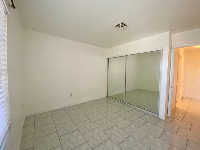 Foto del edificio - Cozy 2bd/2ba Gated Condo! W/ 2 Community Pools and Spa!