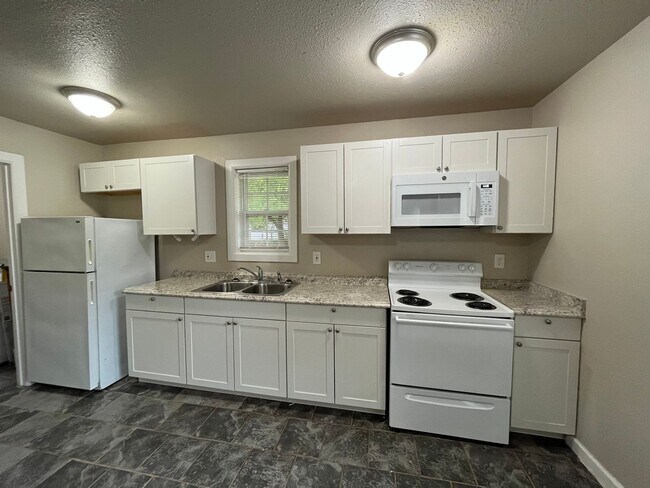 Foto del edificio - 3 bedroom 2 bath!