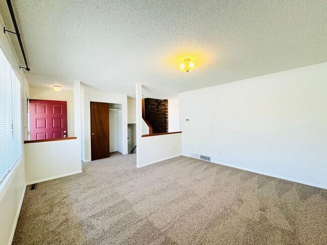 Foto del edificio - 3 Bedroom 2 Bath Tri-Level Home with 2 car...