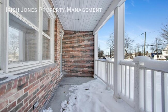 Building Photo - 208 Main St