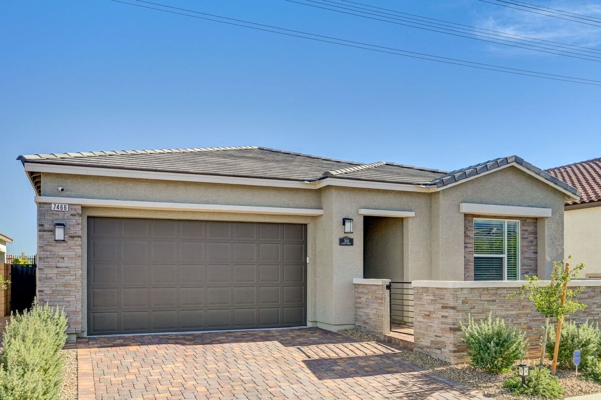 Primary Photo - Stunning 4 Bedroom with Mountain Views!