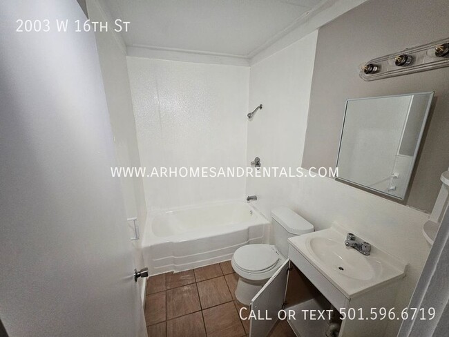 Building Photo - 2003 W 16th St | $725 | 2 beds, 1 bath