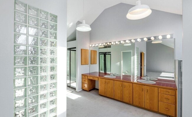 Building Photo - 23 Spinosa